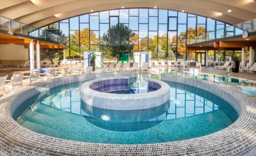 Hajduszoboszlo Hotel | Relax at Hunguest Hotel Béke: Pool, Hot Tub & More