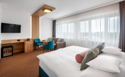 Gyula Hotel | Elegant Hunguest Hotel Gyula with Spa and Pool Amenities