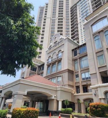 Old Jakarta Apartment | Convenient Stay Near T I Ancol with Pool and Hot Tub