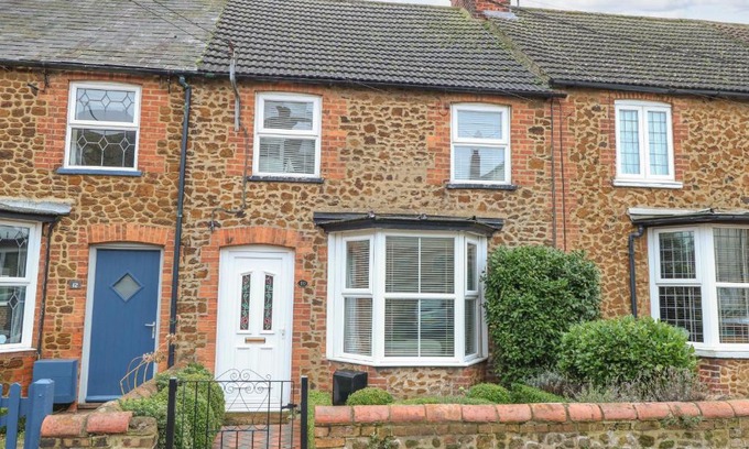 Hunstanton House | Pet-Friendly Hunny Cottage: A Guest Favorite at 8.7/10
