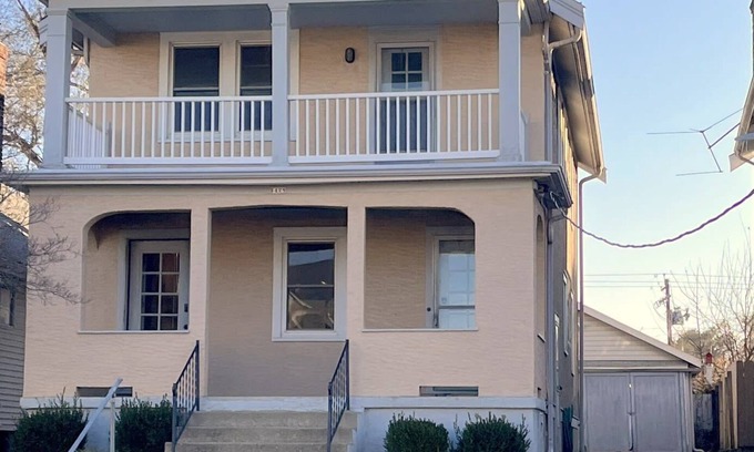 Norwood House | Cozy Hunter #1: Private One Bed Near Xavier & Downtown