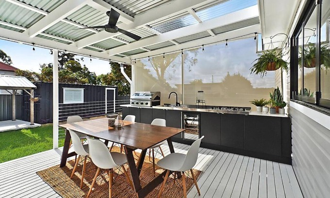 Cessnock House | Elegant Stay at Hunter Edge House with Full Kitchen Access