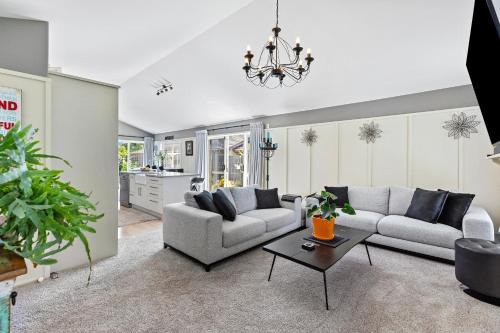 Papamoa Beach House | Inviting Hunter Lodge - Ideal Papamoa Beach Getaway