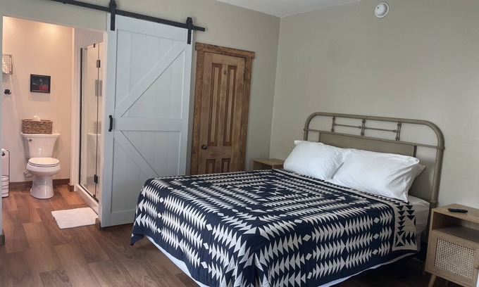 Forsyth House | Guest Favorite: Hunter’s Den with Kitchen & Breakfast