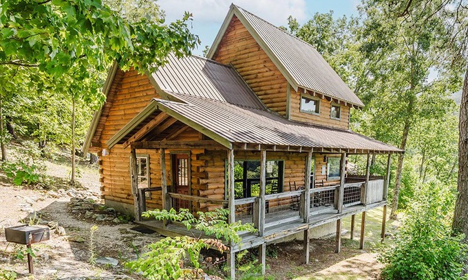 Townsend Cabin | Hunter's Hideaway: Free Attraction Tickets & Pet Friendly