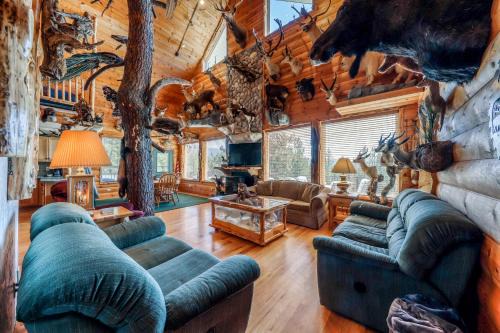 New Meadows House | Hunter's Paradise: Family & Pet-Friendly Retreat Awaits