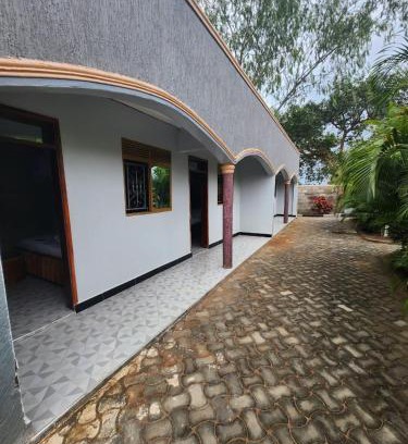 Eastern Region Hotel | Hunters Den Resort Budaka
