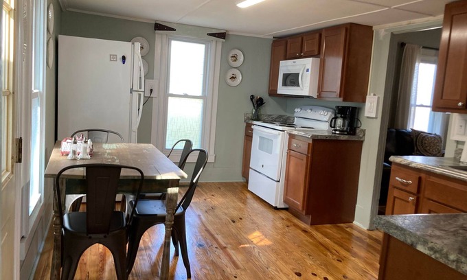Eddyville House | Hunters & Fishermen Welcome! Cozy Country Cottage w/ Fireplace near Lake Barkley