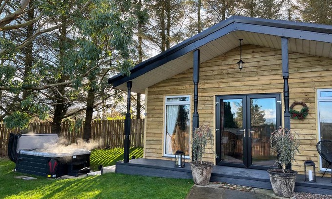 Coleraine Ski Chalet | Experience Comfort at Hunters Glebe Lodge with Hot Tub Access