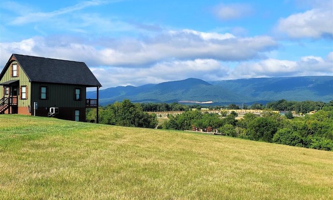 Luray House | Discover Hunters Haven: Pet-Friendly Retreat with 10/10 Rating