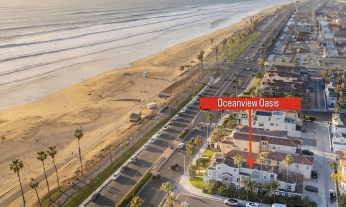 Santa Ana Heights House | Oceanview Oasis: 6-Bedroom Beachfront Retreat with Spa