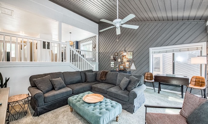 Lakeshore Condo | Relaxing Lakeshore Condo with Pool, Hot Tub & Fast WiFi