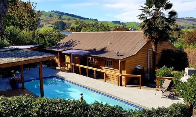Cambridge House | Elegant Huntington Stables Retreat with Oceanfront Pool