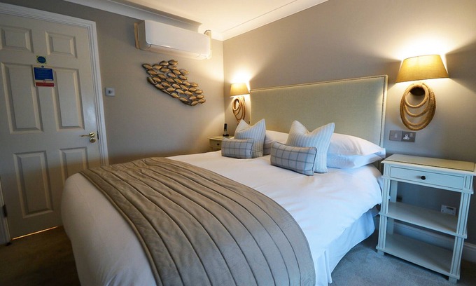 Barton-on-Sea House | Cozy King Room at Hurst with Ensuite Bath & Great Amenities
