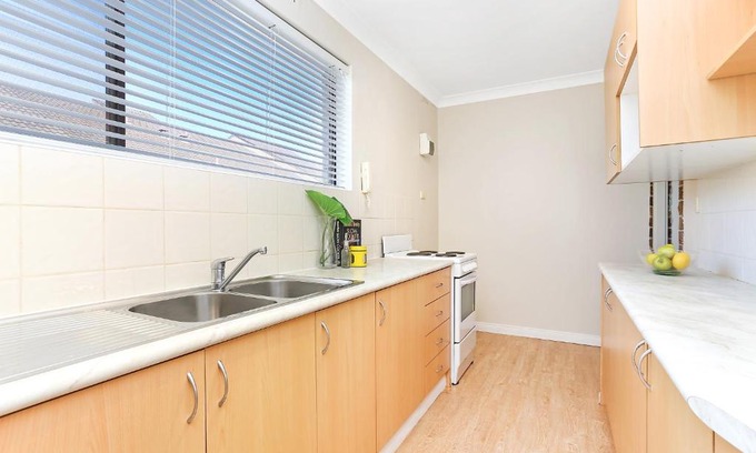 Mortdale Apartment | Scenic Hurstville Home: Comfort and Style with a View