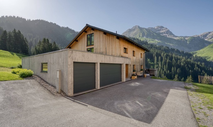Schroecken Apartment | HUS 24: Guest Rated 10/10, Pet & Child Friendly Retreat
