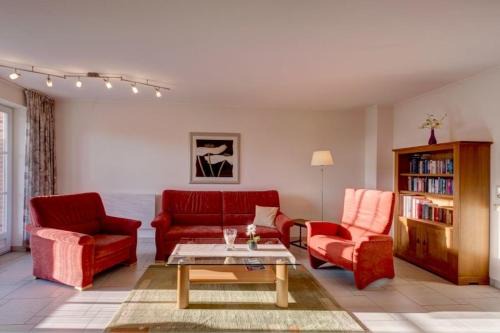 Busumer Deichhausen Apartment | Oceanfront Getaway at Hus op de Wurth Nr 9 - 4 Star Stay