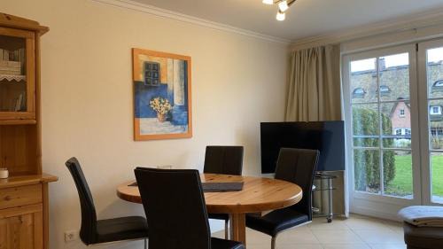 Busumer Deichhausen Apartment | Oceanfront Retreat at Hus op de Wurth Nr 4 - Family Friendly