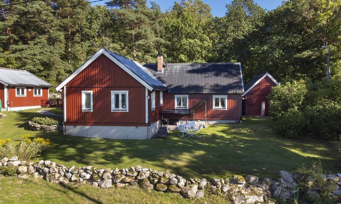 Fjalkinge House | Discover Hus vid Kjugekull: Pet Friendly with Lake Views