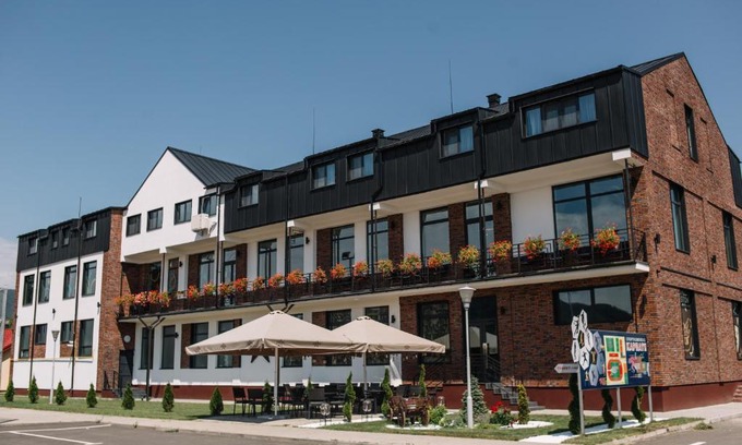 Khust Hotel | Discover HUSTON: Highly Rated Stay with Hot Tub & Dining