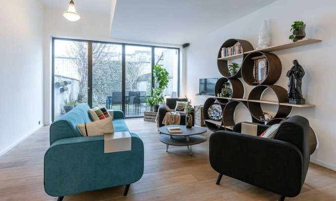 Antwerp House | Inviting Urban Escape with Breakfast & Family Amenities