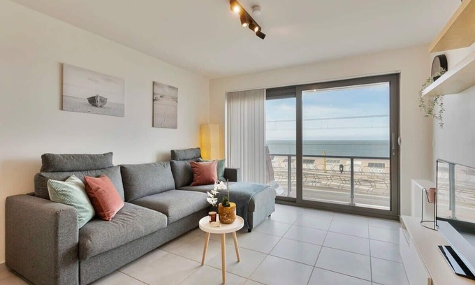 Raversijde Apartment | Cozy Apartment with Oceanfront View and Pet-Friendly Perks