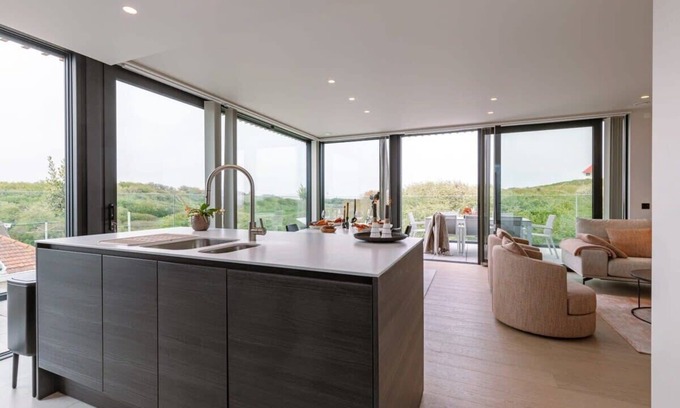 Wenduine Apartment | Seaview Penthouse with Kitchen and Breakfast Options