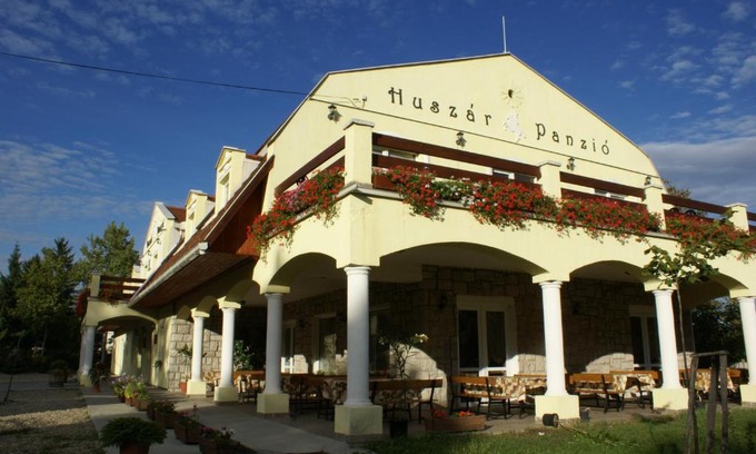 Sarospatak Bed & Breakfast | Cozy Huszár Panzió: Pet-Friendly Stay with Dining Options