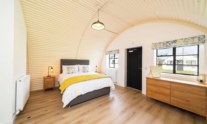 Crieff Cabin | Discover Hut 35 at Cultybraggan Camp - Rated 10/10!