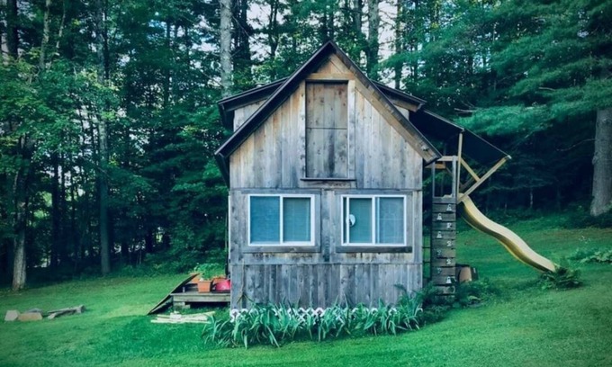 Barton Cabin | Cozy Hut on the Hill for Family and Pet-Friendly Retreat