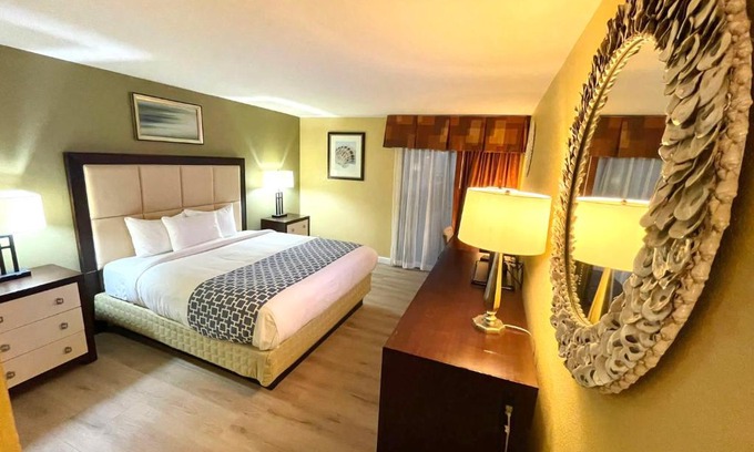 South Hutchinson Hotel | HUTCHI BELL