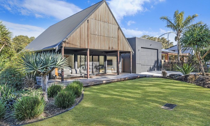 Hat Head House | Beachfront Bliss at Hutchies On The Beach - Rated 10/10