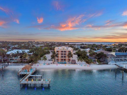 Fort Pierce Hotel | Relax at Hutchinson Island Hotel with Oceanfront Amenities