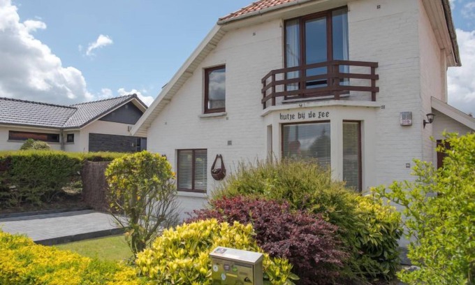Bredene House | Oceanfront Retreat: Hutje bij de Zee by Interhome