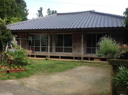Shoshi Apartment | Family-Friendly Retreat at Huuran with Kitchen Amenities