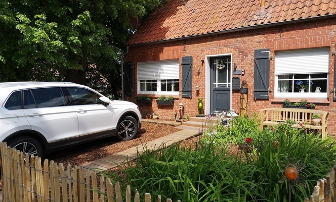 Hamswehrum House | Cozy Huus an`t Dörpsdiek with Ocean View & Family Amenities