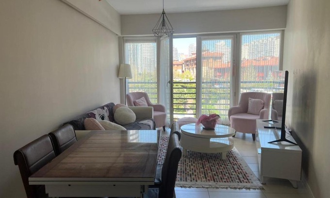 Kucukcekmece Apartment | Pet-Friendly Huzur Dolu Pembe Daire with Family Comfort