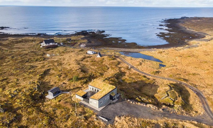Southern Peninsula Villa | Inviting Hvassahraun Cabin by the Sea - 4-Star Family Escape
