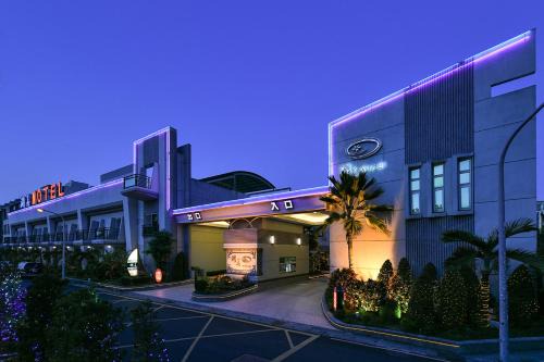 West Central District Hotel | Discover Hwu Meei Motel: Family-Friendly & Hot Tub Access