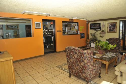 Stillwater Hotel | Cozy HWY Express Inn & Suites with Oceanfront Views