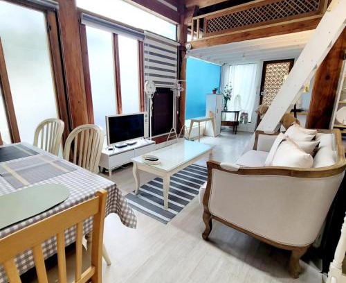 Jeonju House | Pet-Friendly Retreat at Hyanggyo-gil, Seonwooga