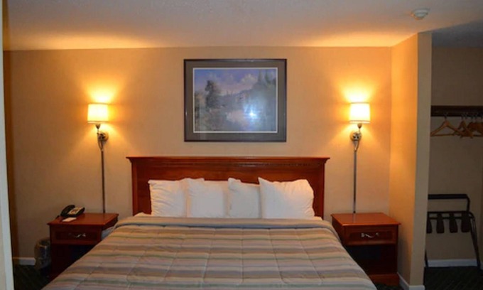 Hyannis Hotel | Comfortable Hyannis Host Inn with Breakfast & Childcare