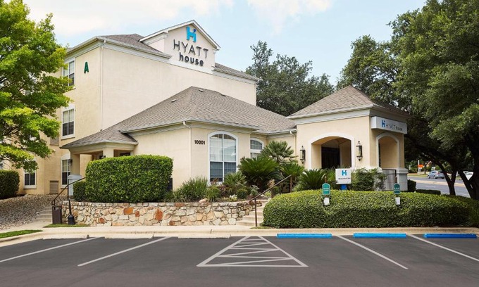 Gateway Hotel | Convenient Hyatt House Austin Arboretum with Family Amenities