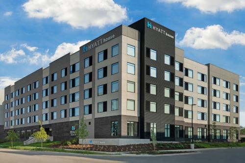 East Lansing Hotel | Pet-Friendly Hyatt House Lansing with Pool & Breakfast