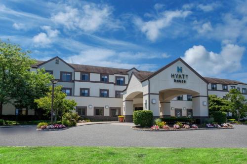 Cedar Knolls Hotel | Discover Hyatt House Morristown: Pet-Friendly Comfort