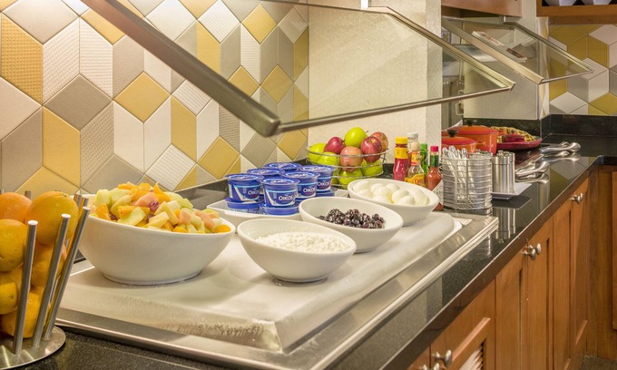 Gateway Hotel | Stylish Hyatt Place Austin/Arboretum with Pool & Spa