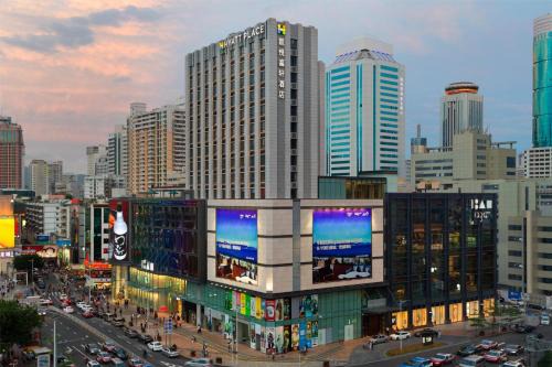 Dongmen Hotel | Top-Rated Hyatt Place Shenzhen Dongmen with Hot Tub & Dining