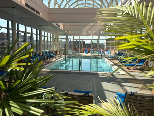 Downtown Cincinnati Hotel | Explore Hyatt Regency Cincinnati: Poolside Relaxation Awaits