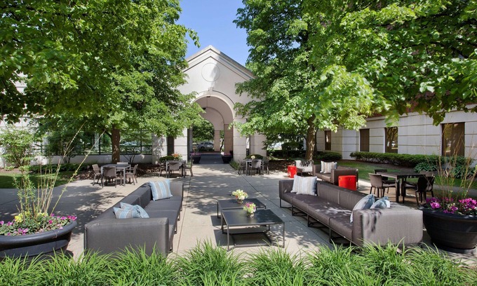 Deerfield Hotel | Inviting Hyatt Regency Deerfield: Relax by the Pool
