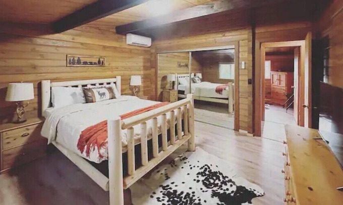 Cowichan Bay Cabin | Hycroft Cabin: Pet-Friendly Retreat with Pool & Spa
